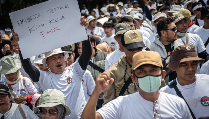 Badai PHK Mengintai: 20 Ribu Pekerja Terancam Kehilangan Pekerjaan Akibat Rupiah Melemah dan Krisis Global