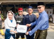 Li Claudia Serahkan Hewan Kurban Prabowo di Masjid Agung Raja Hamidah Batam