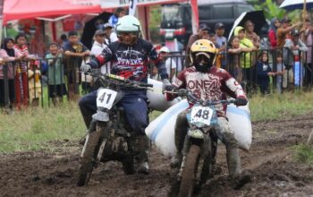 Balap Manol Gabah Meriahkan Hari Bhayangkara ke-80, Puluhan Buruh Angkut Hasil Panen Beradu Cepat di Banyuwangi