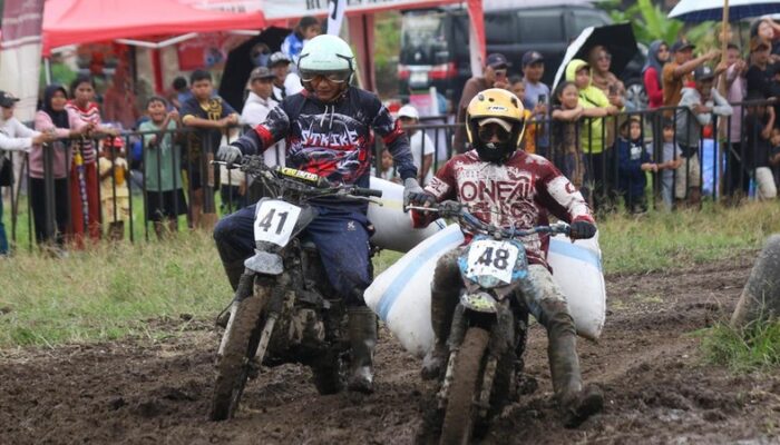Balap Manol Gabah Meriahkan Hari Bhayangkara ke-80, Puluhan Buruh Angkut Hasil Panen Beradu Cepat di Banyuwangi