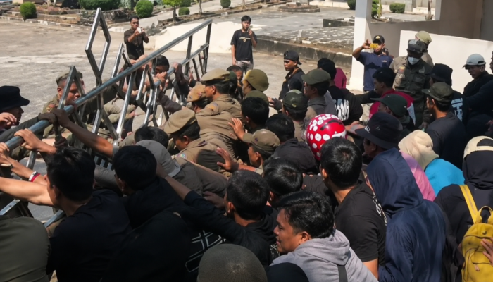 Demo Buruh PT Galaxy Wood Jebol Pagar DPRD Lampung Selatan, Massa Tuntut Pemenuhan Hak Pekerja