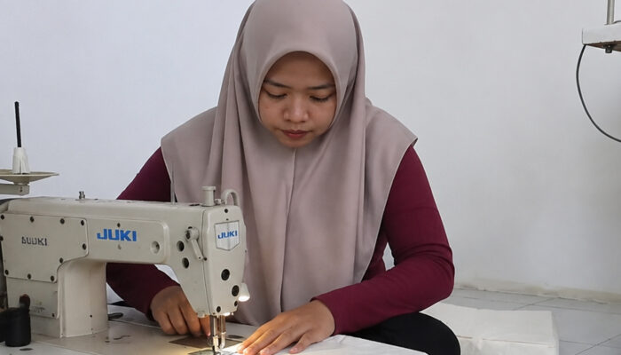Buruh Perempuan di Jepara Di-PHK Usai Tertidur Kurang dari Dua Menit, Kini Bertahan Hidupi Dua Anak dari Rumah