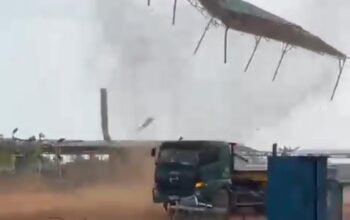 Video Detik-Detik Puting Beliung Menerjang PT VME Tanjung Sengkuang, Pekerja Berhamburan