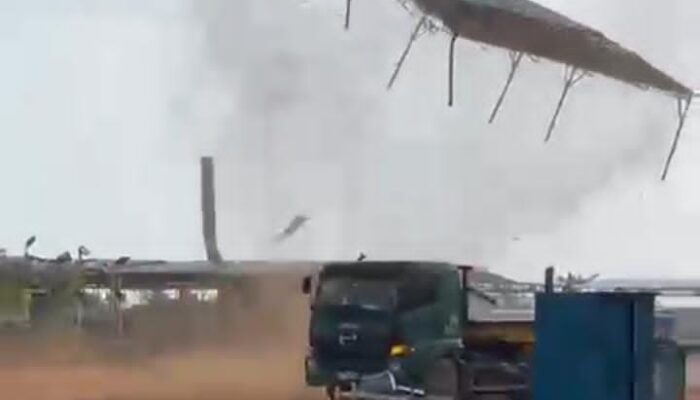 Video Detik-Detik Puting Beliung Menerjang PT VME Tanjung Sengkuang, Pekerja Berhamburan
