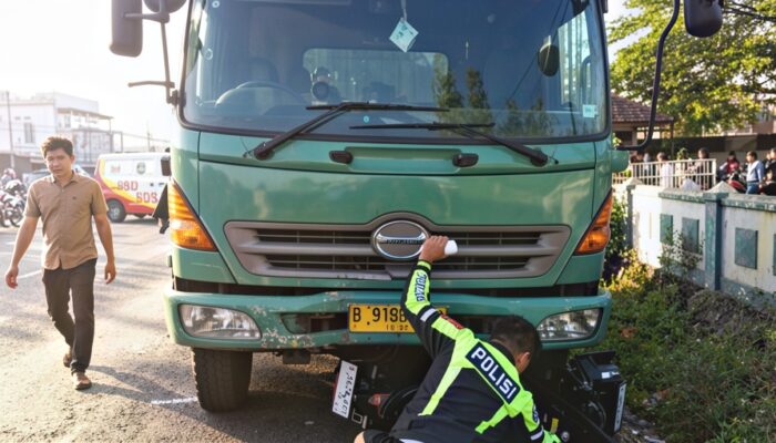 Truk Diduga Rem Blong Tabrak Pengendara dan Pejalan Kaki di Dekat Pabrik PT Pei Hai Jombang, Dua Orang Buruh Pabrik Tewas