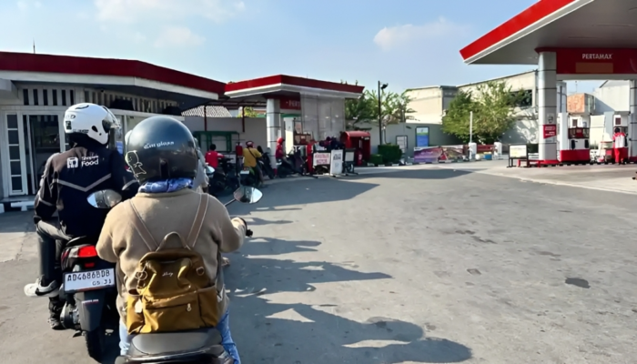 Antrean Pertalite Masih Ramai, Demi Tepat Waktu, Pekerja di Karanganyar Rela Kurangi Beli Kopi