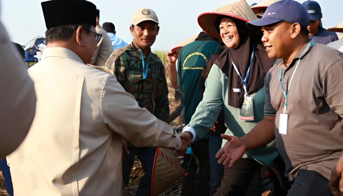 Buruh Tani Lansia Asal Malang Bahagia Bertemu Presiden Prabowo di Panen Raya Tebu