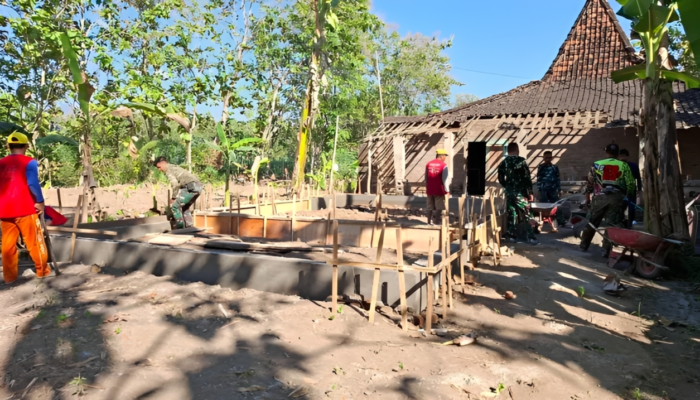 Buruh Tani di Ponorogo Bahagia Rumahnya Direhab Lewat Program TMMD ke-129