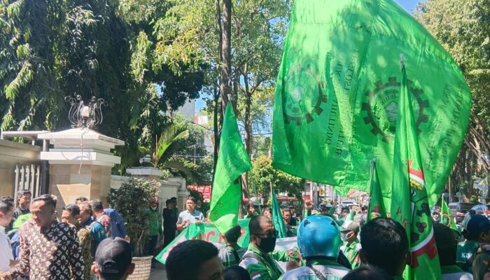 Ratusan Buruh Geruduk DPRD Gresik, Tuntut PT Indonesia Marina Shipyard Bayar Pesangon, Gaji, dan Hak Pensiun