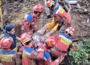 Dua Pekerja Proyek Normalisasi Saluran Air Tertimpa Beton Turap di Jaktim