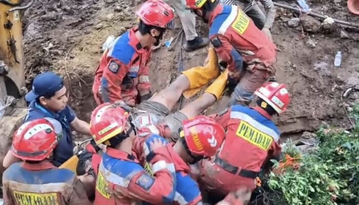 Dua Pekerja Proyek Normalisasi Saluran Air Tertimpa Beton Turap di Jaktim