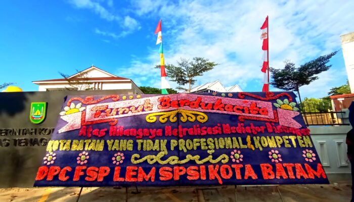 “Matinya Keadilan bagi Pekerja”, LEM SPSI Kirim Dua Papan Bunga Duka Cita ke Kantor Disnaker Batam