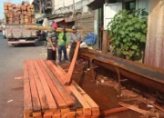 Tiga Puluh Tahun Menantang Kerasnya Jakarta: Kisah Anto, Buruh Panggul Kayu dari Pekalongan