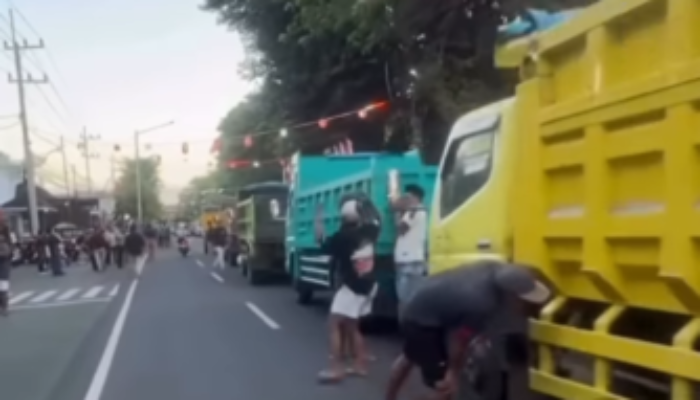 Ratusan Buruh dan Pelaku Usaha Material Banyuwangi Gelar Demo, Konvoi Dump Truk Ganggu Arus Lalu Lintas