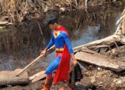 Remaja Palangka Raya Berseragam Superman Ikut Padamkan Karhutla, Disorot Media Internasional