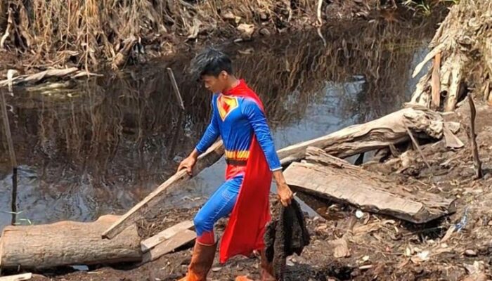 Remaja Palangka Raya Berseragam Superman Ikut Padamkan Karhutla, Disorot Media Internasional