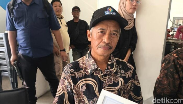 Buruh Harian Berijazah SD Berhasil Antarkan Anak Raih Gelar Sarjana