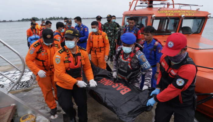 Tim SAR Temukan Dua Korban Kapal Pekerja Migran Tenggelam di Perairan Rupat