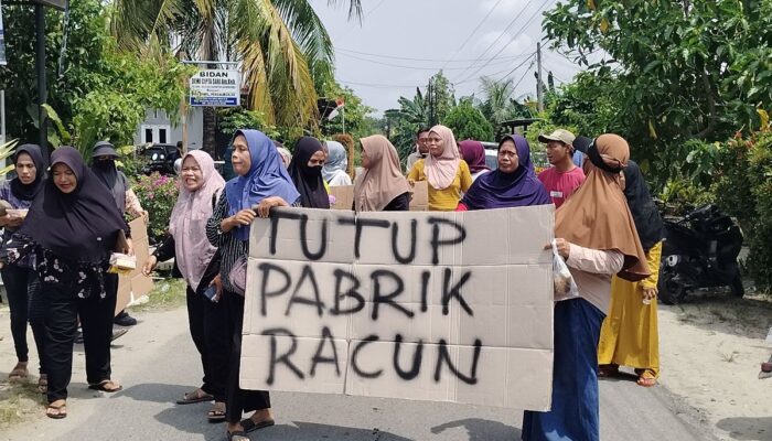 Tak Tahan Bertahun-tahun Hirup Bau Menyengat, Warga Dalu X B Geruduk Pabrik Pupuk dan Pasang Tenda