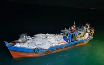 Kapal Kayu Bawa Elektronik hingga Kosmetik Tanpa Dokumen Ditangkap di Pulau Mubut Batam