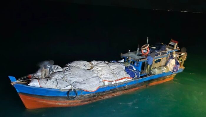 Kapal Kayu Bawa Elektronik hingga Kosmetik Tanpa Dokumen Ditangkap di Pulau Mubut Batam