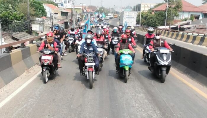 Demo Buruh Bikin Jalan Kebon Sirih Padat Merayap, Antrean Kendaraan Mengular