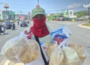 Jualan Kerupuk Opak dan Tisu di Lampu Merah Kendari, Evi Berjuang Biayai Kuliah Dua Anaknya