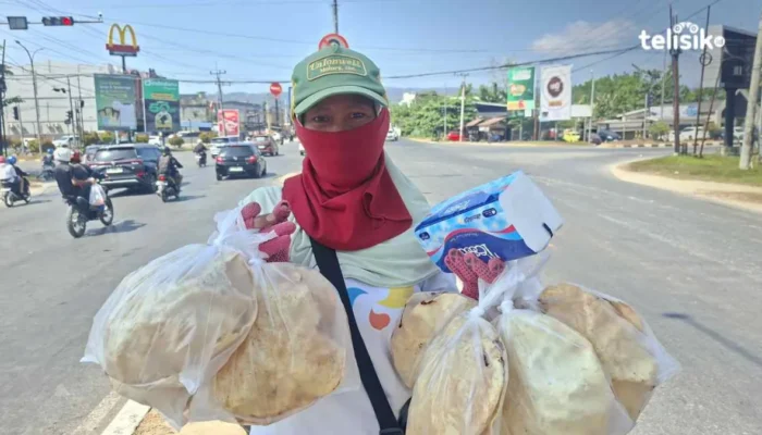 Jualan Kerupuk Opak dan Tisu di Lampu Merah Kendari, Evi Berjuang Biayai Kuliah Dua Anaknya