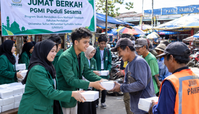 PGMI UNISSAS Gelar Jumat Berkah, Bagikan Nasi Box kepada Buruh dan Juru Parkir di Pasar Sambas